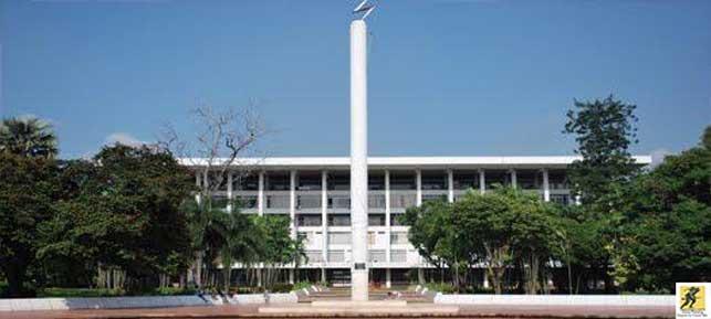 Pada persil Monumen Proklamasi – yang dimiliki oleh Pemerintah Provinsi DKI Jakarta – terdapat beberapa monumen yang merujuk pada peristiwa Proklamasi 17 Agustus 1946. Tugu Proklamasi merupakan sebuah obelisk yang kemungkinan merupakan peninggalan peringatan 1 tahun Kemerdekaan Republik Indonesia pada 17 Agustus 1946, sementara Tugu Petir merupakan titik yang menandakan posisi persis Soekarno ketika membacakan teks Proklamasi. Tugu ini kemungkinan dibuat bersamaan dengan pencanangan pembangunan Gedung Pola pada tahun 1961. Monumen Proklamator sendiri dibuat belakangan pada akhir dekade 1980. Gedung Pola pada era Orde Baru (1966-1998) telah terputus hubungannya dengan persil Monumen Proklamasi dan akhirnya memiliki akses utama justru dari belakang gedung.