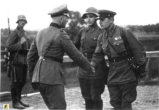 Pakta Molotov–Ribbentrop - Segera setelah pakta tersebut, Jerman menginvasi Polandia pada 1 September 1939. Pemimpin Soviet Joseph Stalin memerintahkan invasi Soviet ke Polandia pada 17 September, satu hari setelah gencatan senjata Soviet-Jepang mulai berlaku setelah Pertempuran Khalkhin Gol dan suatu hari setelah Pemimpin Tertinggi Uni Soviet menyetujui Pakta Molotov-Ribbentrop. Setelah invasi, perbatasan baru antara kedua negara dikonfirmasi oleh protokol tambahan dari Traktat Perbatasan Jerman-Soviet.