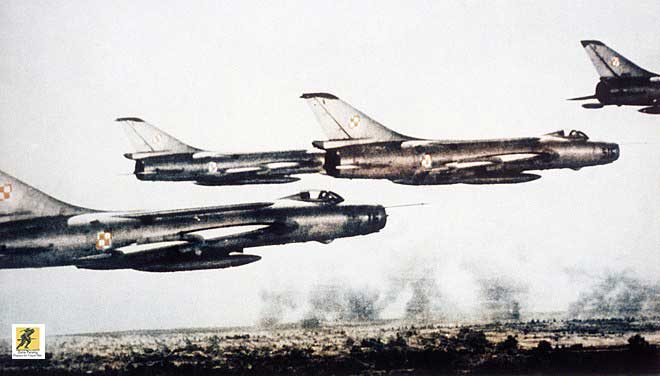 Sukhoi Su-7 menggunakan garis bersih dan konsisten dengan desain tempur jet Soviet lainnya dari Perang Dingin, difoto hampir secara eksklusif dalam lapisan logam telanjangnya.