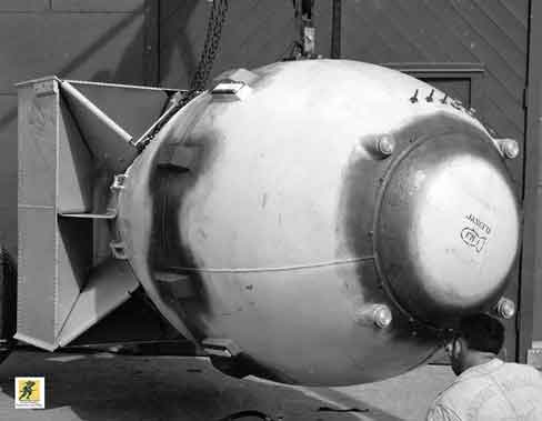 Nama Fat Man mengacu pada desain awal bom karena bentuknya yang bulat dan lebar. Fat Man adalah senjata nuklir tipe ledakan dengan inti plutonium padat. Jenis pertama yang diledakkan adalah Gadget dalam uji coba nuklir Trinity kurang dari sebulan sebelumnya pada 16 Juli di Alamogordo Bombing and Gunnery Range di New Mexico. Dua lagi diledakkan selama uji coba nuklir Operation Crossroads di Bikini Atoll pada tahun 1946, dan sekitar 120 diproduksi antara tahun 1947 dan 1949,