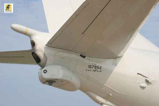 Pesawat intai dan patroli maritim Boeing P-8 Poseidon - tidak seperti P-3 sebelumnya, P-8 tidak memiliki detektor anomali magnetik (MAD) karena ketinggian operasionalnya yang lebih tinggi; sistem sensor akustiknya dilaporkan lebih efektif dalam pelacakan akustik dan dengan demikian kekurangan MAD tidak akan menghalangi pendeteksiannya. kemampuan; P-8I India dilengkapi dengan MAD sesuai permintaan kontrak.