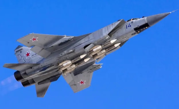 Empat rudal udara-ke-udara Vympel R-33E jarak jauh dipasang di pesawat MiG-31. R-33 dapat diluncurkan dalam mode navigasi inersia untuk menembak target pada jarak ekstrim. Ini dapat dipandu dalam mode semi-active radar homing (SARH) untuk akuisisi awal dan pembaruan di tengah jalan. Ini digunakan untuk menyerang target besar dan berkecepatan tinggi seperti SR-71 Blackbird, pembom B-1 Lancer, dan B-52 Stratofortress.