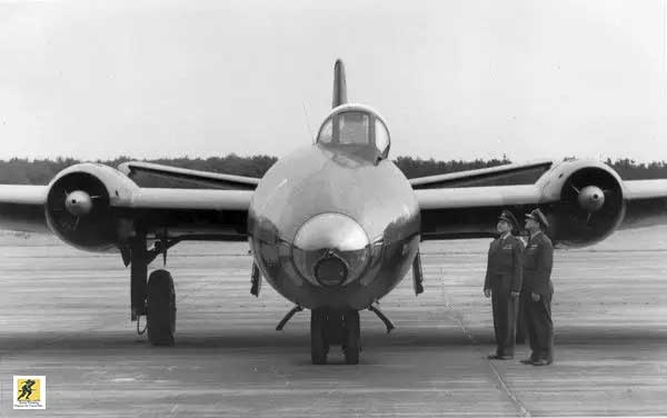 Sebanyak tiga skuadron pesawat pembom Canberra yang berbasis di Siprus dan satu di Singapura dipersenjatai dengan senjata nuklir Red Beard milik Inggris selama tahun 1960an.