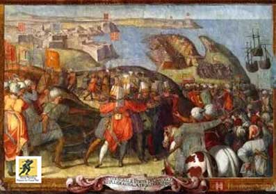 Setelah upaya yang gagal untuk menegosiasikan persyaratan, perwakilan kota akhirnya menyerah tanpa syarat, menyerahkan diri pada belas kasihan Ferdinand. Kota itu menyerah pada 13 Agustus 1487. Benteng itu bertahan sampai 18 Agustus 1487 ketika pemimpinnya, pedagang Ali Dordux, menyerah atas dasar bahwa kelompoknya yang terdiri dari dua puluh lima keluarga akan diizinkan untuk tinggal sebagai Mudéjars. Para raja masuk dengan penuh kemenangan pada 18 Agustus 1487. Benteng Gibralfaro, di bawah komando Hamet el Zegrí, menyerah keesokan harinya.
