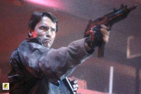 Dalam film 'Terminator' (1984), karakter cyborg Arnold Schwarzenegger 'membeli' beberapa senjata api di Los Angeles 1984, termasuk AR-18, Spas-12, Uzi, dan pistol 1911.