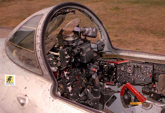 Pengelihatan belakang pesawat tempur Sukhoi Su-7 Fitter diblokir oleh bagian belakang yang terangkat dari kanopi kokpit dan tulang belakang badan pesawat. Kanopi itu dari desain dua dan Pilot diberikan kursi ejeksi yang dirancang Sukhoi.