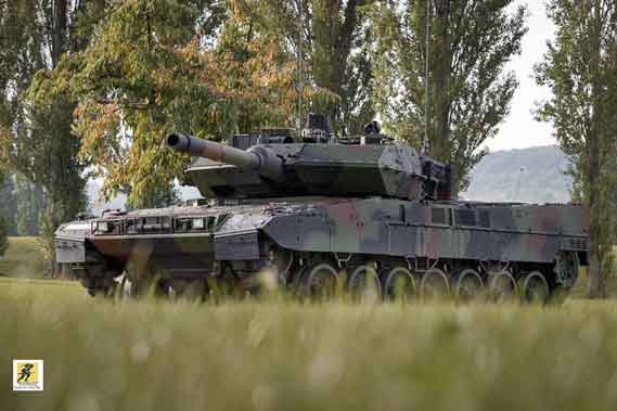 Ada dua batch pengembangan utama dari tank: model asli hingga Leopard 2A4, yang memiliki armor turret menghadap vertikal, dan batch yang ditingkatkan, yaitu Leopard 2A5 dan versi yang lebih baru, yang memiliki armor appliqué turret berbentuk panah bersudut bersama dengan tank lainnya. perbaikan. Semua model dilengkapi sistem kontrol tembakan digital dengan pengukur jarak laser, meriam utama yang sepenuhnya stabil dan senapan mesin koaksial, serta peralatan penglihatan dan penglihatan malam tingkat lanjut (kendaraan pertama menggunakan sistem TV tingkat cahaya rendah atau LLLTV; pencitraan termal diperkenalkan kemudian). Tank memiliki kemampuan untuk menyerang target yang bergerak saat bergerak di medan yang kasar.