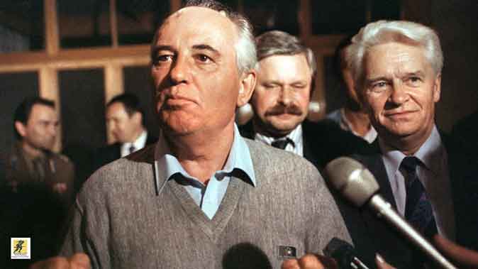 Agustus 1991, garis keras Soviet berusaha untuk menggulingkan Mikhail Gorbachev yang progresif, Sekretaris Jenderal Partai Komunis, dalam upaya putus asa untuk menyelamatkan Uni Soviet yang runtuh.