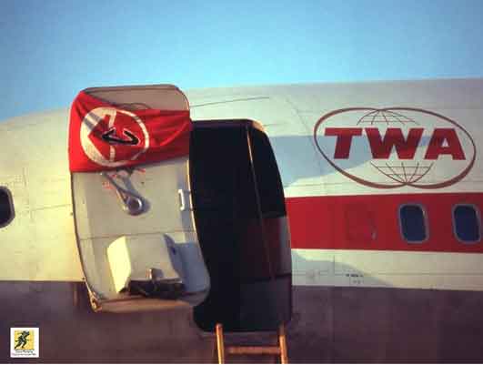 Bendera Front Populer untuk Pembebasan Palestina tergantung di pintu Boeing 707 TWA yang dibajak di Lapangan Dawson di Yordania pada September 1970.