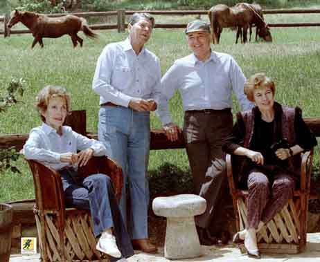 mantan pemimpin Soviet Michail Gorbachev dan istrinya Raisa (kanan) dengan mantan Presiden AS Ronald Reagan dan istrinya Nancy, di peternakan Reagan di pegunungan Santa Ynez dekat Santa Barbara pada 3 Mei 1992.