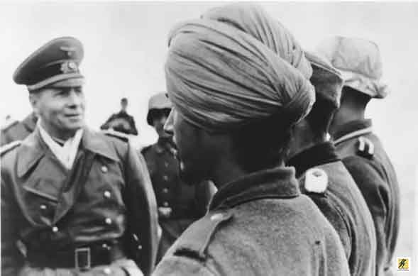 Rommel memeriksa para prajurit "Legiun Harimau" India.