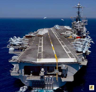 Nimitz class dapat mengakomodasi maksimum 130 F/A-18 hornet atau 85-90 pesawat dari berbagai jenis, tetapi angka saat ini biasanya 64 pesawat. Meskipun sayap udara terintegrasi dengan pengoperasian kapal yang mereka gunakan, mereka tetap dianggap sebagai entitas yang terpisah. Seperti halnya aircrew, sayap udara juga terdiri dari personel pendukung yang terlibat dalam peran termasuk pemeliharaan, penanganan pesawat terbang dan persenjataan dan prosedur darurat. Setiap orang di dek penerbangan mengenakan pakaian kode warna untuk membuat perannya mudah diidentifikasi.