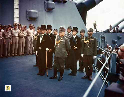 Perwakilan Kekaisaran Jepang berdiri di atas kapal USS Missouri sebelum penandatanganan Instrumen Penyerahan.