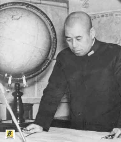 Pada awal 1941, Laksamana Isoroku Yamamoto pertama kali mengusulkan serangan mendadak ke Pearl Harbor, sebuah gagasan yang bertentangan dengan doktrin strategis Jepang yang sudah lama ada. Setelah penerimaan rencana tersebut hampir sembilan bulan kemudian, intelijen AS gagal mendeteksi perubahan 180 derajat dalam pemikiran angkatan laut Jepang.