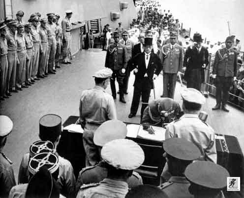 Pejabat Jepang berangkat ke Manila pada tanggal 19 Agustus untuk bertemu dengan Panglima Tertinggi Sekutu Douglas MacArthur, dan untuk diberitahu tentang rencananya untuk pendudukan. Pada tanggal 28 Agustus 150 personel AS terbang ke Atsugi, Prefektur Kanagawa, dan pendudukan Jepang dimulai. Mereka diikuti oleh USS Missouri, yang kapal pengiringnya mendaratkan Marinir ke-4 di pantai selatan Kanagawa. Divisi Lintas Udara ke-11 diterbangkan dari Okinawa ke Atsugi Airdrome, 50 km (30 mi) dari Tokyo. Personel Sekutu lainnya mengikuti.