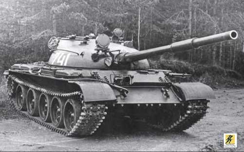 T-62 memiliki meriam utama smoothbore 115-mm memiliki tabung yang lebih panjang dan lebih tipis daripada meriam 100-mm T-54/55. Lampu sorot IR penembak dipasang di kanan di atas meriam utama, dan lampu sorot IR yang lebih kecil dipasang di kubah komandan. Pintu palka pengemudi terletak di depan turret di sisi kiri lambung datar dengan siluet rendah.