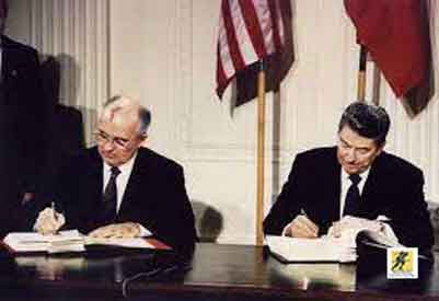 Presiden Ronald Reagan dan Sekretaris Jenderal Soviet Mikhail Gorbachev menandatangani perjanjian pengendalian senjata yang melarang penggunaan rudal nuklir jarak menengah, Perjanjian Pengurangan Pasukan Nuklir Menengah, pada tahun 1987.