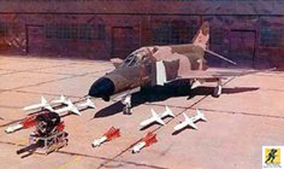 Pesawat tempur F-4 Phantom dengan AIM-4 Falcon dan AIM-7 Sparrow
