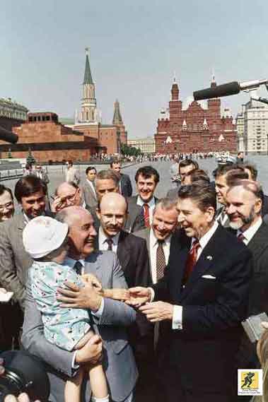 Perjalanan Presiden Reagan ke Uni Soviet, Berjalan di Lapangan Merah bersama Mikhail Gorbachev, Moskow, 31 Mei 1988