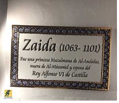 Saat Zaida melarikan diri dari pengepungan Almoravid yang membawa bencana, di mana suaminya al-Maʾmn terbunuh, nasibnya tampak tertutup. Dalam pelariannya yang tergesa-gesa mencari perlindungan di utara Seville, sang putri ditawan dan dikirim ke istana Kastilia di Toledo, di mana dia akan menemukan kehidupan baru.