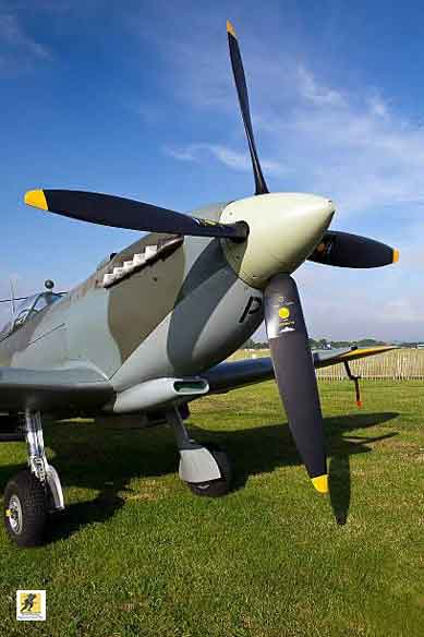 Spitfire dirancang sebagai pesawat pencegat jarak pendek berkinerja tinggi oleh R. J. Mitchell, kepala desainer di Supermarine Aviation Works, yang beroperasi sebagai anak perusahaan Vickers-Armstrong dari tahun 1928. Mitchell mengembangkan sayap elips khas Spitfire dengan paku keling cekung yang inovatif ( dirancang oleh Beverley Shenstone) untuk memiliki penampang setipis mungkin, mencapai potensi kecepatan tertinggi lebih besar daripada beberapa pesawat tempur kontemporer, termasuk Hawker Hurricane.