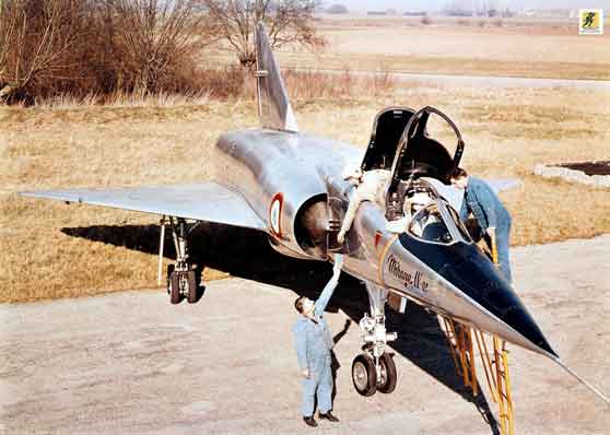 Mirage IV memiliki dua pylon di bawah setiap sayap, dengan pylon inboard biasanya digunakan untuk drop tank besar berkapasitas 2.500 liter (660 gal (AS). Tiang luar membawa ECM dan chaff/flare dispenser pod untuk melengkapi sistem jamming dan penanggulangan internal. Pada pesawat model akhir, ini biasanya berupa pod jammer Barax NG di bawah sayap port dan dispenser pengeluaran Boz di bawah sayap kanan. Tidak ada persenjataan meriam yang dipasang. Mirage IVA awal memiliki ceruk badan pesawat di bawah mesin untuk satu senjata nuklir AN-11 atau AN-22 dengan hasil 60-kT.