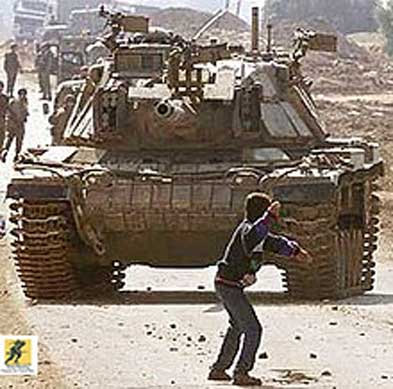 Gambar ikonik Faris Odeh, yang terbunuh pada awal November 2000, melemparkan batu ke tank Pasukan Pertahanan Israel di Jalur Gaza.