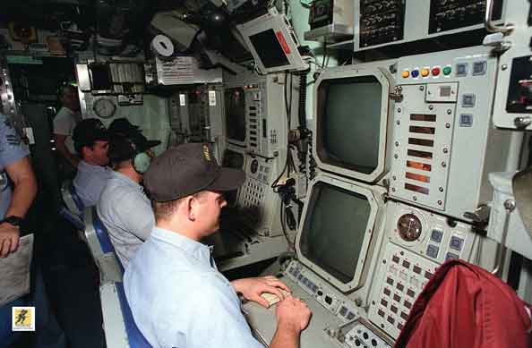 Selama hampir 40 tahun, rangkaian kontrol kelas telah berubah secara dramatis. Kelas ini awalnya dilengkapi dengan sistem pengendalian tembakan Mk 113 mod 10, juga dikenal sebagai program tampilan Pargo. Mk 113 berjalan pada komputer UYK-7.