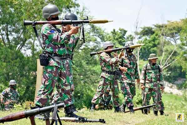 RPG-7 - Evaluasi senjata Angkatan Darat A.S. pada tahun 1976 memberikan probabilitas serangan pada panel berukuran 5 kali 2,5 meter (16,4 kaki × 8,2 kaki) yang bergerak ke samping dengan kecepatan 4 m / s (8,9 mph). Angin silang menyebabkan masalah tambahan saat peluru mengarah ke angin; dalam angin berkecepatan 11 km/jam (6,8 mph) (3 m / s), menembakkan ke target berukuran tank yang diam, penembak tidak dapat berharap untuk mendapatkan pukulan pertama lebih dari 50% dari waktu pada 180 m.