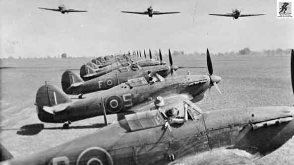 Sebanyak 1.715 Hawker Hurricanes terbang bersama Fighter Command selama periode Pertempuran Inggris, jauh melebihi semua pesawat tempur Inggris lainnya yang digabungkan. Diperkirakan bahwa pilot Hawker Hurricane dikreditkan dengan empat perlima dari semua pesawat musuh yang dihancurkan dalam periode kritis dari Juli hingga Oktober 1940.