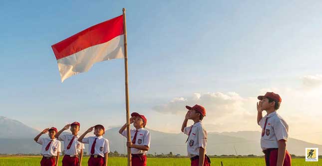 Anak-anak sedang upacara bendera