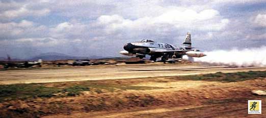 Sebuah Lockheed F-80C Shooting Star dari Skuadron Pencegat Pesawat Tempur ke-16, Sayap Pencegat Pesawat Tempur ke-51, melakukan lepas landas dengan bantuan JATO dari lapangan udara di Republik Korea Selatan, sekitar tahun 1950.