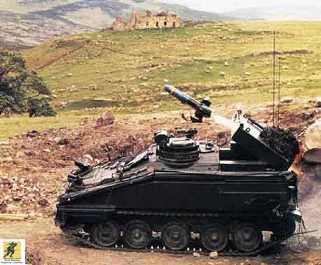 FV102 Striker (1976), pemburu tank ringan yang menembakkan rudal berpemandu kawat Swingfire