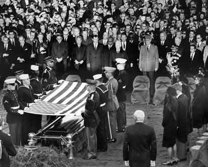 Protokol pemakaman presiden lain yang dibunuh, Abraham Lincoln, diikuti untuk pemakaman Kennedy. Jenazah Kennedy, dalam peti jenazah yang dibungkus bendera, disemayamkan di Ruang Timur Gedung Putih pada tanggal 23 November dan kemudian dipindahkan ke Rotunda Capitol AS untuk disemayamkan, di mana ia dikunjungi oleh sekitar 250.000 orang. Pada tanggal 25 November, negara yang berkabung menyaksikan di televisi saat parade suram membawa peti jenazah - dibawa dengan caisson yang ditarik oleh enam ekor kuda, disertai dengan kuda ketujuh tanpa penunggang dengan sepatu bot kavaleri hitam yang mengarah ke belakang di sanggurdi terbalik - melalui jalan-jalan Washington, D.C., ke Katedral St. Saat iring-iringan meninggalkan katedral, putra Kennedy, John, Jr, yang baru saja menginjak usia tiga tahun, dengan penuh haru memberi hormat kepada peti jenazah, yang dimakamkan di Pemakaman Nasional Arlington.