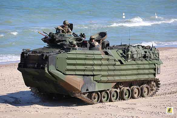 Tanggung jawab utama AAV selama operasi amfibi adalah menjadi ujung tombak serangan pantai. Mereka turun dari kapal dan mendarat di pantai, membawa infanteri dan perbekalan ke daerah tersebut untuk memberikan jalan masuk paksa ke daerah serangan amfibi bagi elemen serangan permukaan. Setelah AAV mendarat, mereka dapat melakukan beberapa tugas yang berbeda: mengawal titik pemeriksaan, misi Operasi Militer di Medan Perkotaan (MOUT), mengawal konvoi makanan, atau patroli mekanis.