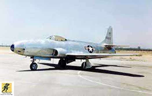 P-80A produksi pertama dicat untuk menghaluskan semua sambungan kulit. Pengecatan kemudian dihentikan.