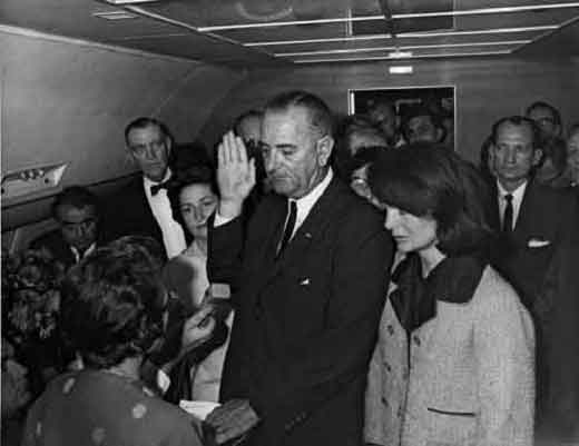 Wapres Lyndon B Johnson dan janda mendiang Jacqueline saat pengambilan sumpah menjadi presiden 22 November 1963