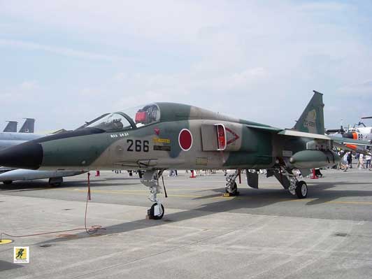 Desain eksterior F-1 mirip dengan jet tempur Sepecat Jaguar. Pesawat ini dirancang dengan memodifikasi cikal bakal Mitsubishi T-2 advance trainer jet, yang dibangun berdasarkan Sepecat Jaguar.