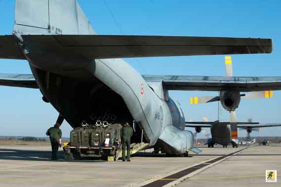 Dari segi desain, penampilan C-160 sangat konvensional dan tidak berbeda dengan Lockheed C-130 Hercules. Sayap dipasang di depan pusat massa dan dipasang tinggi untuk ground clearance maksimum serta karakteristik daya angkat yang kuat. Loading ramp dirancang sebagai sistem dua bagian dengan lantai ramp utama yang diturunkan hingga setinggi truk standar. Lantai kargo sepenuhnya diperkuat untuk menopang hampir semua jenis perbekalan dan peralatan - termasuk kendaraan ringan - sesuai dengan batas berat yang ditentukan. Sistem winch terintegrasi membantu membawa beban berat ke atas pesawat.