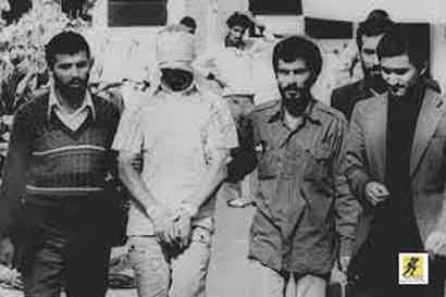 Barry Rosen, atase pers kedutaan, termasuk di antara para sandera. Pria di sebelah kanan yang memegang diduga oleh beberapa mantan sandera sebagai Presiden Mahmoud Ahmadinejad di masa depan, meskipun dia, pemerintah Iran, dan CIA menyangkal hal ini.