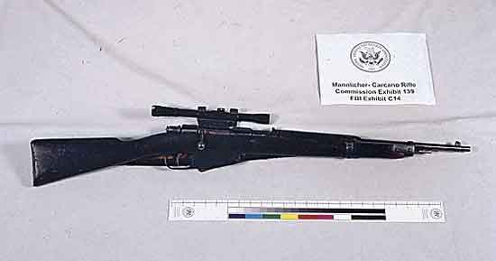 Komisi Warren memeriksa kemampuan senapan dan amunisi Carcano, serta pelatihan militer dan pengalaman pasca-militer Oswald, dan menentukan bahwa Oswald memiliki kemampuan untuk menembakkan tiga tembakan dalam rentang waktu 4,8 hingga 5,6 detik.