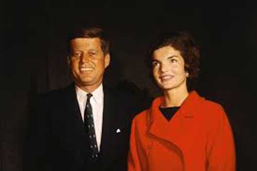 Pada tanggal 21 November 1963, Presiden Kennedy-ditemani oleh istrinya, Jacqueline Kennedy, dan Wakil Presiden Johnson-melakukan perjalanan penggalangan dana selama dua hari di lima kota ke Texas. Perjalanan ini juga kemungkinan dimaksudkan sebagai upaya untuk membantu menyatukan Partai Demokrat yang berseteru di negara bagian yang sangat penting bagi peluang Kennedy untuk terpilih kembali pada tahun 1964.