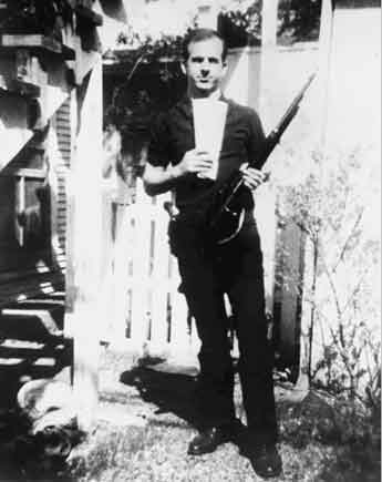 Oswald, membawa senapan di halaman belakang rumahnya