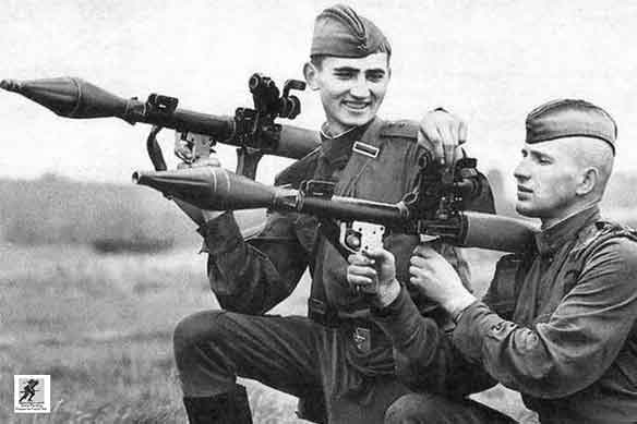 RPG-7 pertama kali digunakan pada tahun 1967 oleh Mesir selama Perang Enam Hari, dan oleh Viet Cong selama Perang Vietnam, tetapi RPG-7 tidak digunakan secara luas di Vietnam sampai tahun berikutnya. Penembakan yang akurat sulit dilakukan pada jarak lebih dari 200 meter. Selama Perang Soviet-Afghanistan, para mujahidin cenderung menggunakan senjata ini pada jarak kurang dari 80 meter.