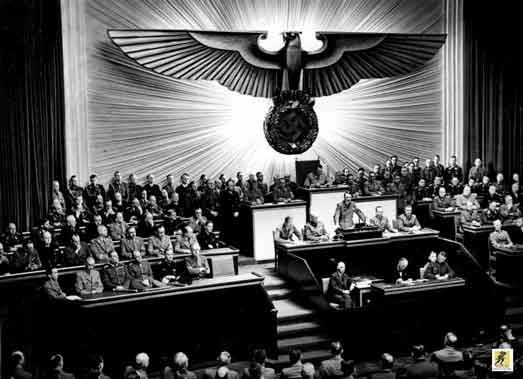 Hitler mengumumkan dalam pidatonya di depan Reichstag, deklarasi perang Jerman terhadap Amerika Serikat, 11 Desember 1941.