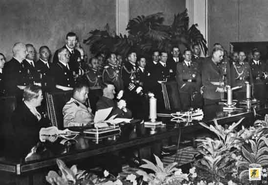 Delegasi dari Italia dan Jepang menandatangani Pakta Tripartit di Berlin, 27 September 1940.