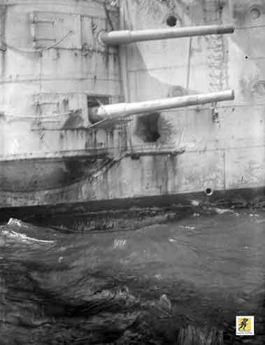 Kerusakan pada lambung HMS Kent yang disebabkan oleh tembakan peluru dari SMS Nürnberg selama Pertempuran Kepulauan Falkland pada tanggal 8 Desember 1914 dalam Perang Dunia Pertama.