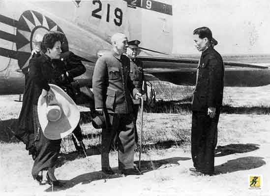 Chiang Kai-shek, tengah, mengunjungi Taiwan pada tahun 1946. Tiga tahun kemudian, Taiwan akan menjadi rumah permanennya.