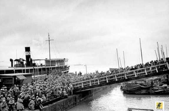 Anggota Angkatan Darat Republik Cina menaiki kapal menuju Taiwan pada tahun 1949.