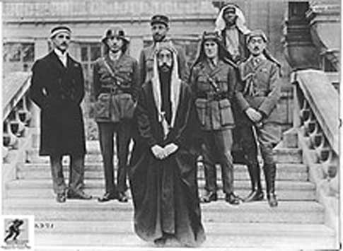 Raja Feisal di Konferensi Versailles. Kiri ke kanan: Rustum Haidar, Nuri as-Said, Pangeran Faisal (depan), Kapten Rosario Pisani (belakang), T. E. Lawrence, budak Faisal (nama tidak diketahui), Kapten Hassan Khadri.